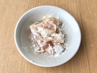 7、糖醋菜+糖醋鸡胸肉,所有鸡胸肉条都沾好后放一旁待用。