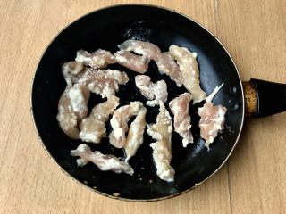 8、糖醋菜+糖醋鸡胸肉,大火，热锅凉油，滑鸡胸肉。