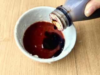 11、糖醋菜+糖醋鸡胸肉,然后加入生抽，搅拌均匀。