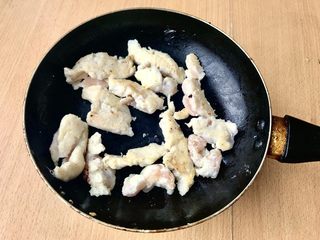 9、糖醋菜+糖醋鸡胸肉,等鸡胸肉表面变白就马上出锅装一盘待用。