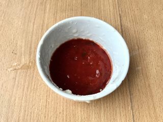 10、糖醋菜+糖醋鸡胸肉,来准备酱料。先加入番茄膏。番茄膏没有的可以自己煮番茄到出大量汁然后加入适量糖即可。市售番茄酱化学成分和糖度太高了。