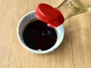 12、糖醋菜+糖醋鸡胸肉,加入白醋，搅拌均匀。