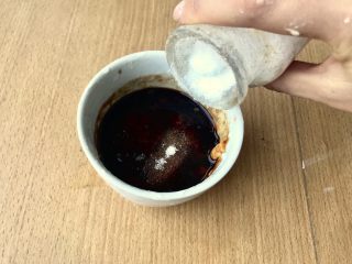 13、糖醋菜+糖醋鸡胸肉,加入糖，搅拌均匀。糖量不能再少了，不然就不是糖醋味儿了。