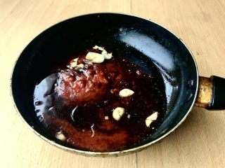 15、糖醋菜+糖醋鸡胸肉,当蒜开始呈现金黄色，入番茄膏。转中火。