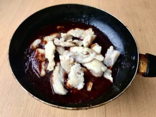 16、糖醋菜+糖醋鸡胸肉,待番茄膏出香味出汁，就可以加入之前的鸡胸肉了。