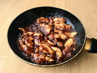 17、糖醋菜+糖醋鸡胸肉,翻炒均匀，大火收汁。