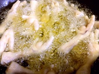 6、广式早茶豉汁蒸凤爪,锅里放上多多的油，油热放入鸡爪