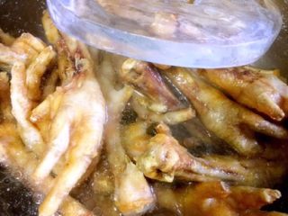 9、广式早茶豉汁蒸凤爪,炸好的鸡爪立刻放进冰水里浸泡几个小时（我放在冰箱浸泡了一夜）