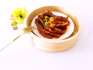 19、广式早茶豉汁蒸凤爪,蒸箱或蒸锅蒸40分钟，蒸好后撒上青红椒粒