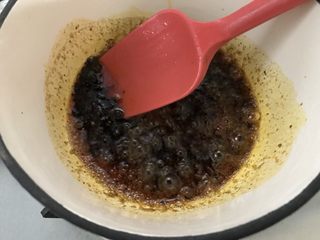 11、一个人在家也能做出好吃的冒菜,小火烧开，香味出来。