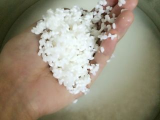 3、红枣粽子,提前一天用水浸泡江米