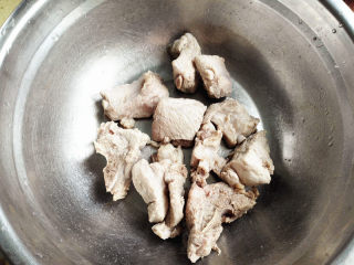 3、排骨煲,沥干水分