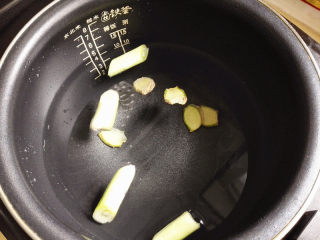 6、排骨煲,锅里放清水，放入葱段，姜片，