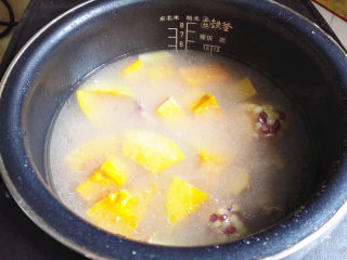 11、排骨煲,还剩30分钟左右的时候，倒入南瓜块，盖上盖子继续煲，