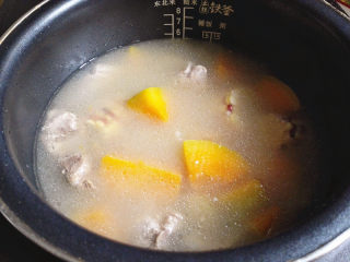 12、排骨煲,时间到，开锅好香啊。