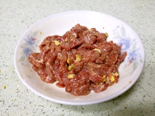 3、番茄炒牛肉,加入姜末、1小勺盐、1小勺白糖、3小勺生粉、1勺生抽、1勺食油，拌匀，静置一会儿。
