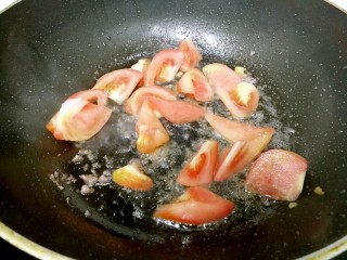 10、番茄炒牛肉,倒入番茄，加一点盐，翻炒一下。