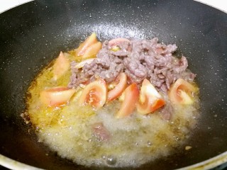 12、番茄炒牛肉,倒入一点热水，翻炒几下。