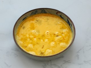 2、花样土司+爆浆芝士土司卷,鸡蛋打散备用