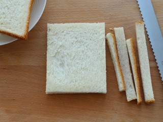 3、花样土司+爆浆芝士土司卷,土司片切去四边