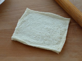 4、花样土司+爆浆芝士土司卷,用擀面杖纵向、横向压紧碾平