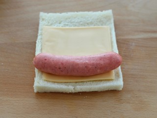 6、花样土司+爆浆芝士土司卷,再放上热狗香肠