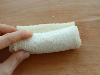 7、花样土司+爆浆芝士土司卷,从下向上慢慢卷起来