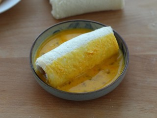 9、花样土司+爆浆芝士土司卷,将土司卷收口处放入蛋液中封口