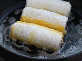 10、花样土司+爆浆芝士土司卷,再放入锅中滚上一圈黄油