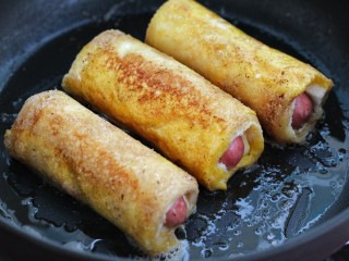 11、花样土司+爆浆芝士土司卷,小火煎至芝士融化，表面呈焦黄色即可