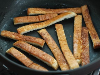 12、花样土司+爆浆芝士土司卷,切下来的土司边也别浪费，就锅中底油煎成金黄酥脆状，味道也很赞!