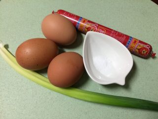 1、火腿葱花厚蛋烧,准备好所有食材,鸡蛋、火腿肠、葱花、盐