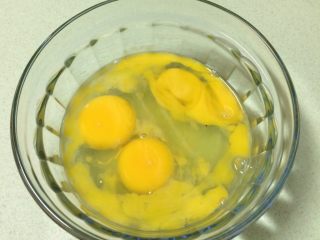 2、火腿葱花厚蛋烧,首先把3个鸡蛋打散到一个碗里