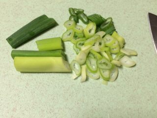 3、火腿葱花厚蛋烧,葱切成葱花,如果有小葱更好,我用的是大葱嫩叶子