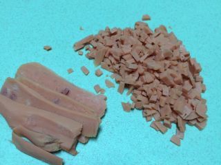 4、火腿葱花厚蛋烧,1根火腿肠切成小碎块,一定要切碎一点