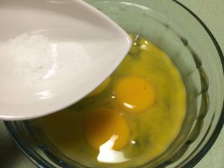 5、火腿葱花厚蛋烧,鸡蛋液里面加入0.5g盐