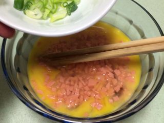 7、火腿葱花厚蛋烧,最后加入葱花10g,全部搅拌均匀