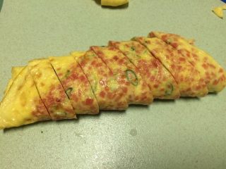 15、火腿葱花厚蛋烧,煎好的火腿葱花厚蛋烧,放在案板上切成菱形块,就可以美美的享受了,教程分享完毕!