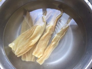 1、豆皮糯米肉卷,干豆皮用温水浸泡软