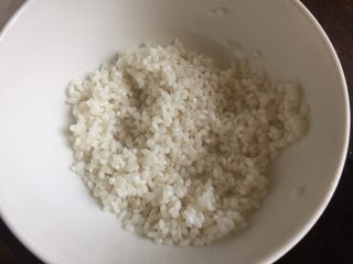 2、豆皮糯米肉卷,糯米提前浸泡