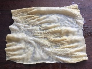 6、豆皮糯米肉卷,把泡软的豆皮剖开铺平