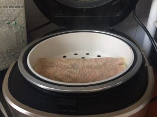 9、豆皮糯米肉卷,放入电饭煲中按煮饭键，边煮饭边蒸菜，如果上笼蒸，等水开后蒸20分钟左右