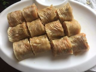 11、豆皮糯米肉卷,稍微冷却后切成小段