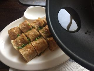 12、豆皮糯米肉卷,加点葱花、生抽，淋上热油