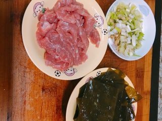 1、冒菜,所有材料准备好