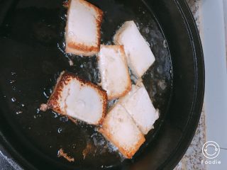 7、冒菜,平底锅放油,将豆腐两面煎成金黄色