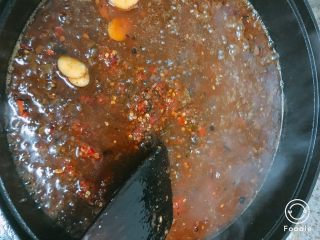 9、冒菜,豆腐起锅后加入姜片和火锅底料爆香