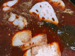 11、冒菜,先把住的时间长的食物放下去先煮,比如海带、藕片、豆腐、花蛤、年糕先煮开两分钟