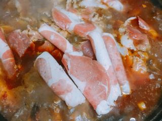 12、冒菜,再放肉片、土豆片煮开一分钟