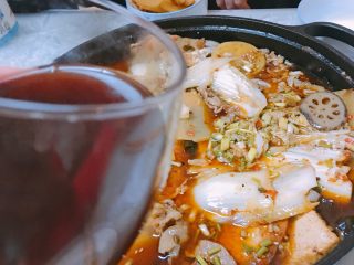 19、冒菜,再配上自家酿的葡萄酒,大写的满足呀????